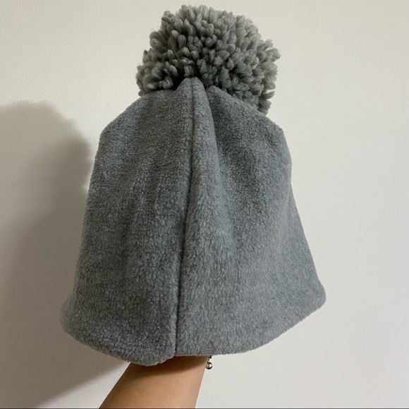 NWT GAP Kids Grey Winter Hat with PomPom - Picture 2 of 3